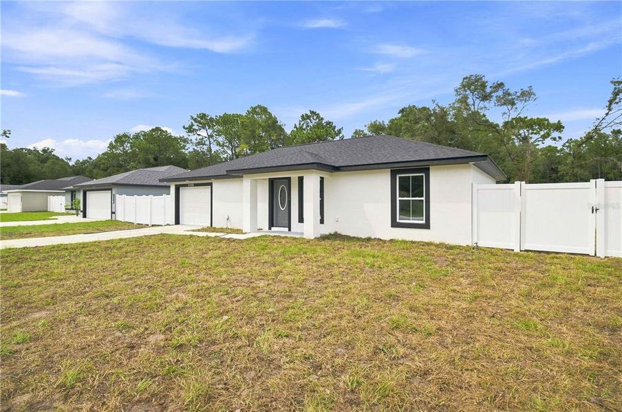 Exterior details and patio area of a home in , Ocala (Image 14).