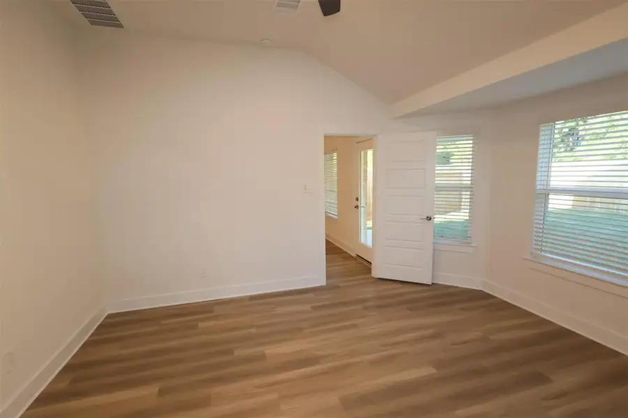Spacious, unfurnished interior of a new home in Sorella, Tomball (Image 10). Spacious, unfurnished interior of a new home in Sorella, Tomball (Image 10).