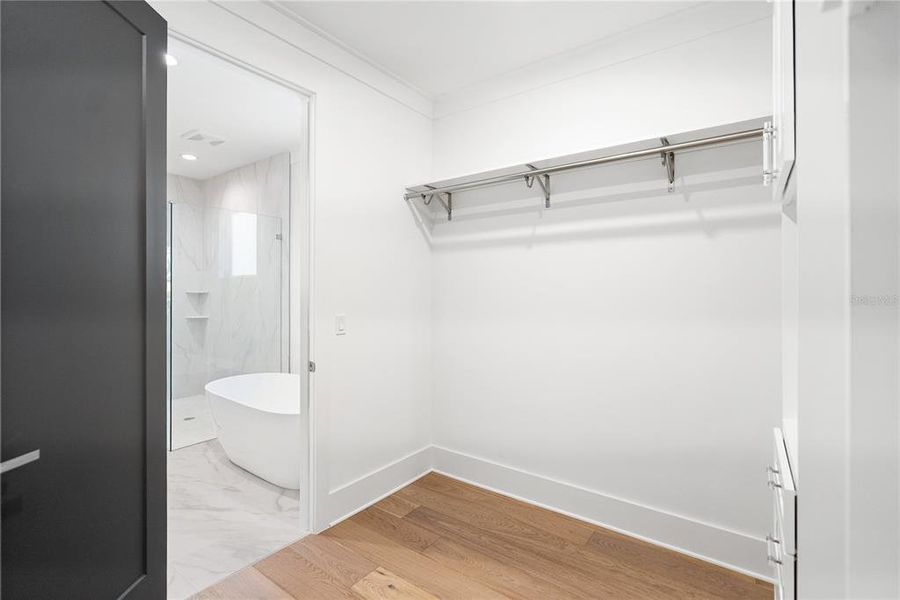 Spacious, unfurnished interior of a new home in , Sarasota (Image 53).