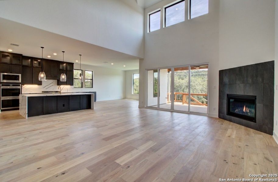 Spacious, unfurnished interior of a new home in Verandas at the Rim, San Antonio (Image 41).
