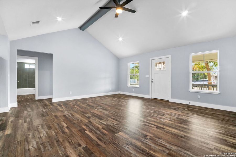 Spacious, unfurnished interior of a new home in , Bandera (Image 27).