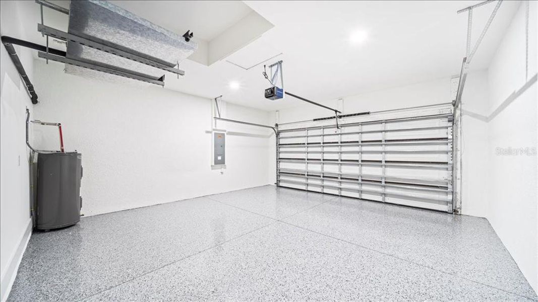 Spacious, unfurnished interior of a new home in , Cape Coral (Image 10).