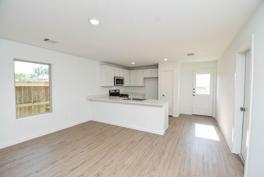 Spacious, unfurnished interior of a new home in Ladera Trails, Conroe (Image 36).