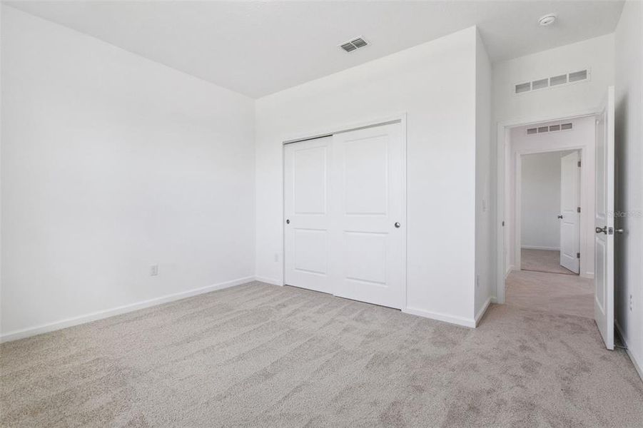 Spacious, unfurnished interior of a new home in Grand Isle, Grand Island (Image 19).