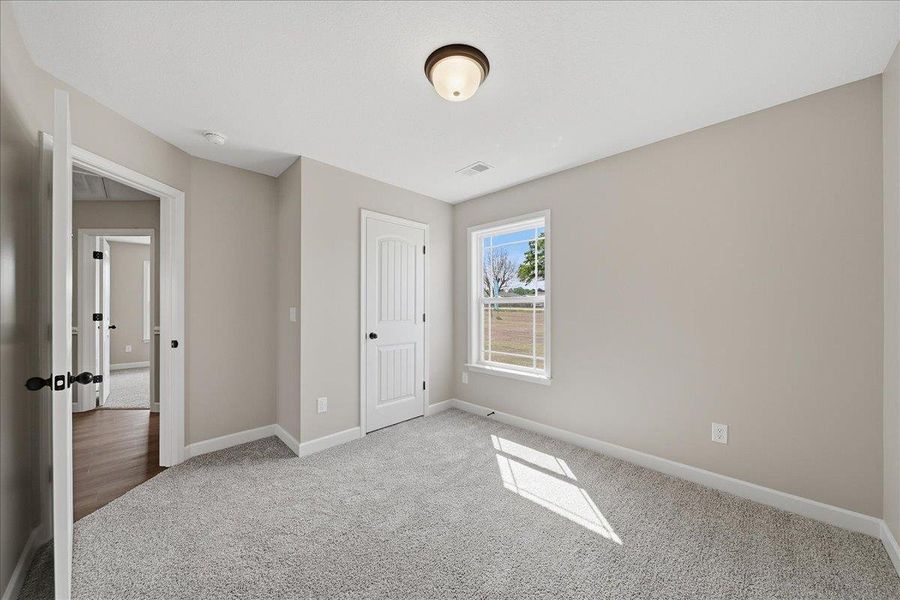 Spacious, unfurnished interior of a new home in Bent Tree, Gaffney (Image 20).
