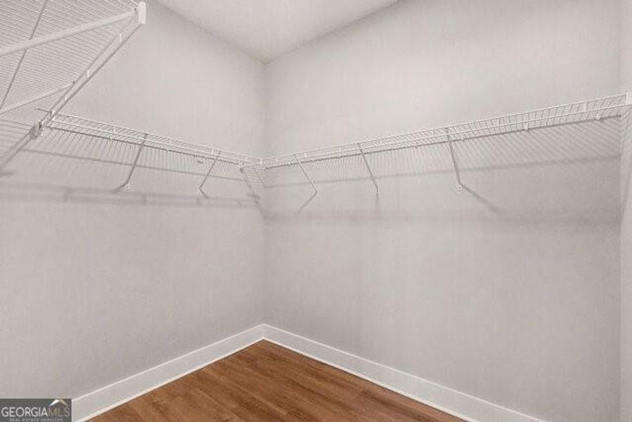 Spacious, unfurnished interior of a new home in , Clermont (Image 24).