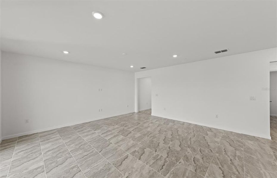 Spacious, unfurnished interior of a new home in Lakespur Wellen Park, Venice (Image 28). Spacious, unfurnished interior of a new home in Lakespur Wellen Park, Venice (Image 28).