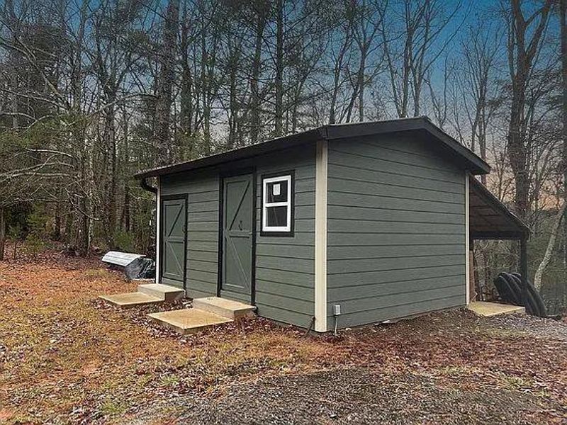 Exterior details and patio area of a home in , Ellijay (Image 3).
