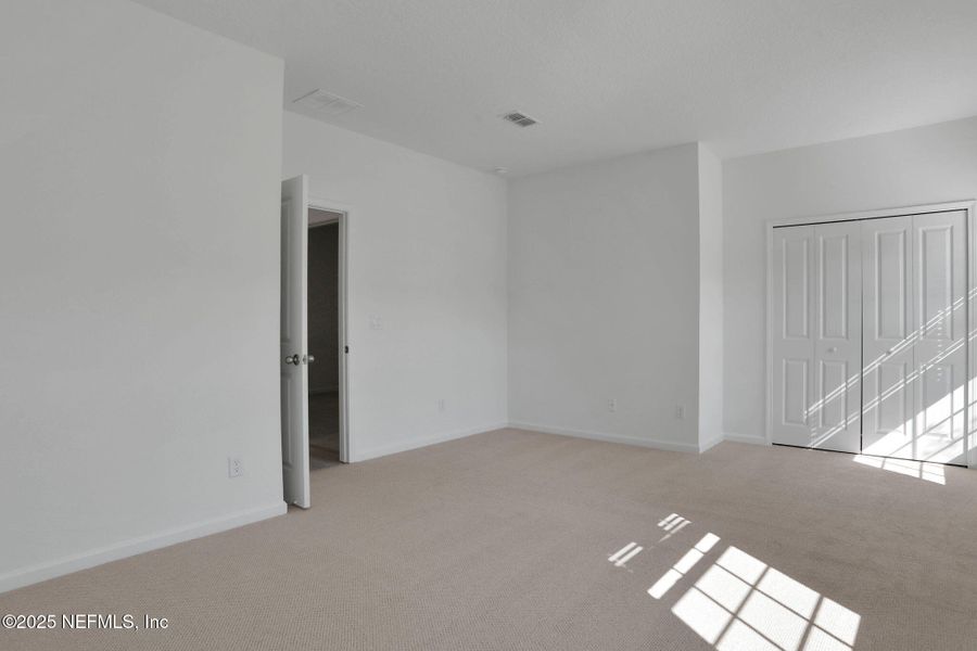 Spacious, unfurnished interior of a new home in Jennings Farm, Middleburg (Image 18).