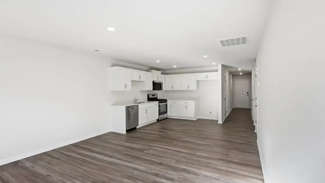 Spacious, unfurnished interior of a new home in Cedar Gap, Fountain Inn (Image 23).