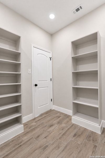 Spacious, unfurnished interior of a new home in , Eagle Pass (Image 5).