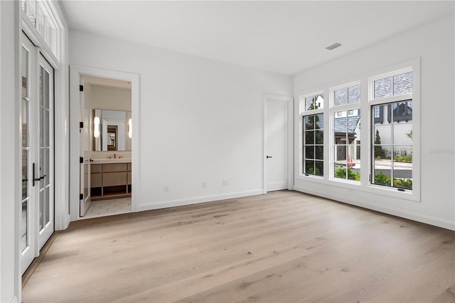Spacious, unfurnished interior of a new home in , Orlando (Image 47).