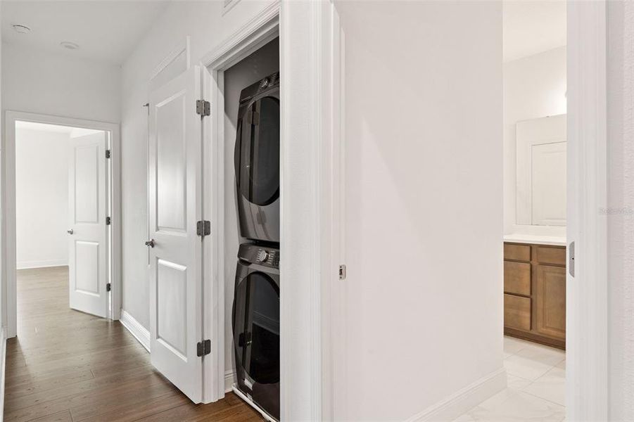 Furnished interior view inside a new home in , Orlando (Image 9).