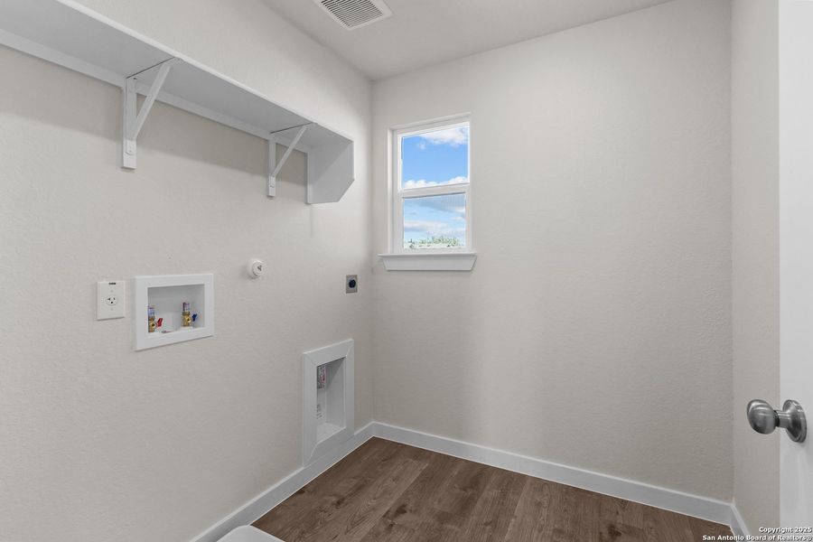 Spacious, unfurnished interior of a new home in Senna, Leon Valley (Image 13).