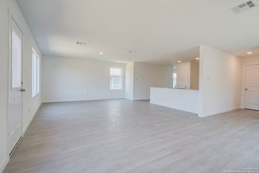 Spacious, unfurnished interior of a new home in , San Antonio (Image 30).