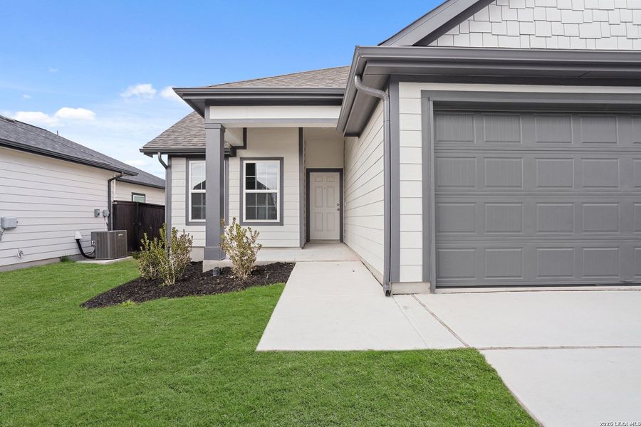 Exterior details and patio area of a home in Swenson Heights, Seguin (Image 3).