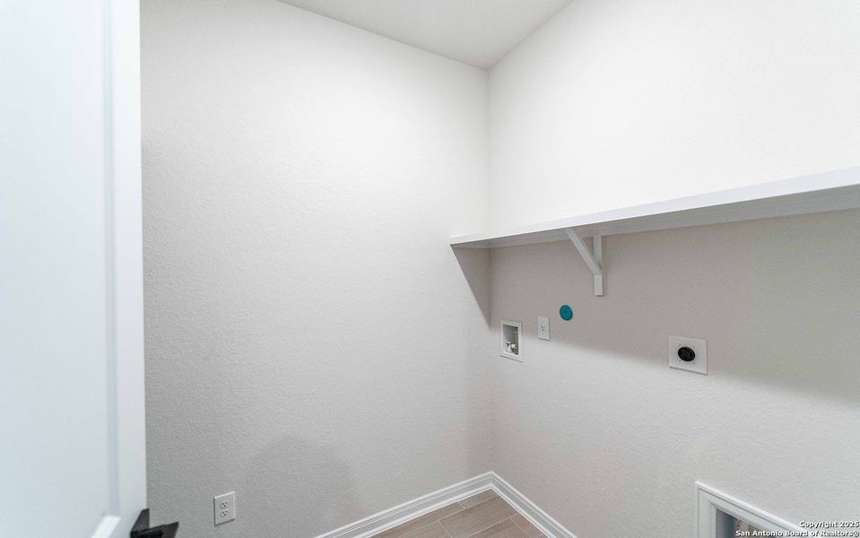 Spacious, unfurnished interior of a new home in Arcadia Ridge, San Antonio (Image 12). Spacious, unfurnished interior of a new home in Arcadia Ridge, San Antonio (Image 12).