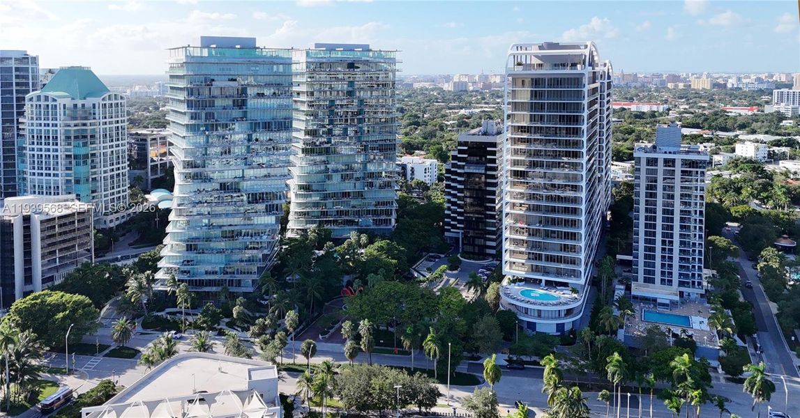 Condo located in Miami, FL showcasing its design and architecture (Image 40).