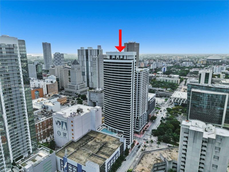 Condo located in Miami, FL showcasing its design and architecture (Image 33).