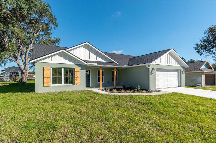 Exterior details and patio area of a home in , Dunnellon (Image 23).