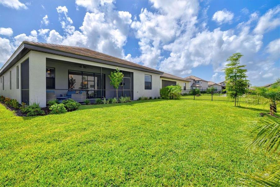 Exterior details and patio area of a home in , Bradenton (Image 4).