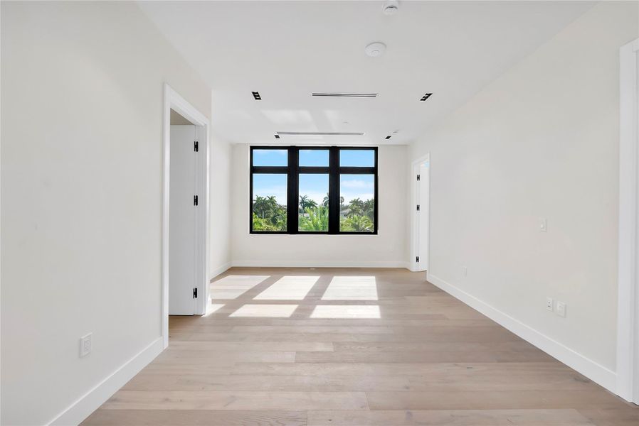 Spacious, unfurnished interior of a new home in , Plantation (Image 23).