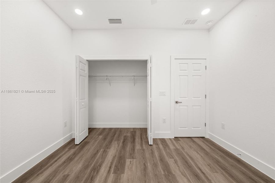 Spacious, unfurnished interior of a new home in , Sebring (Image 27).