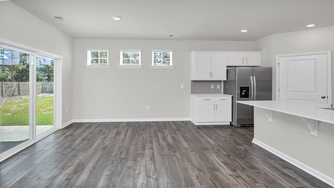 Spacious, unfurnished interior of a new home in Sease's Pond, Gilbert (Image 15).