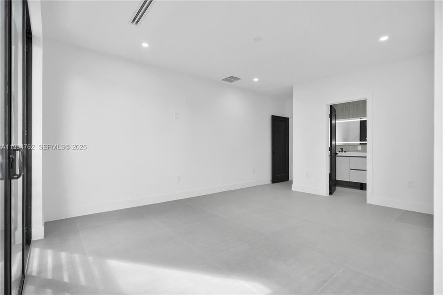 Spacious, unfurnished interior of a new home in , Miami (Image 24).