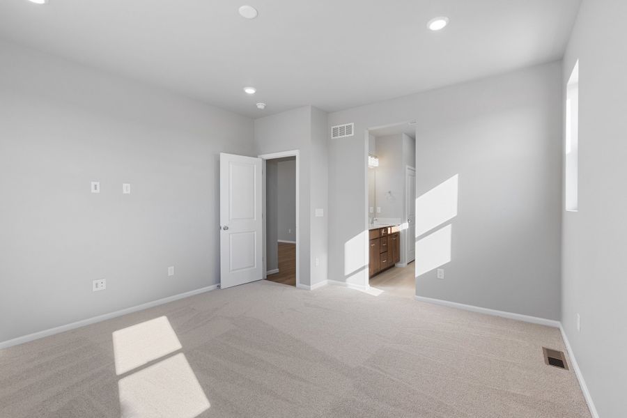 Spacious, unfurnished interior of a new home in Talon Pointe, Thornton (Image 14).