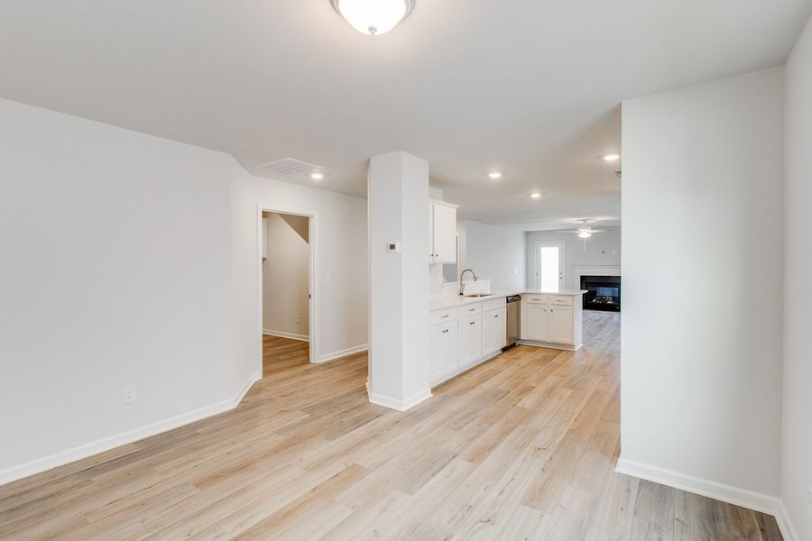 Spacious, unfurnished interior of a new home in Winston Point, Gilbert (Image 12).