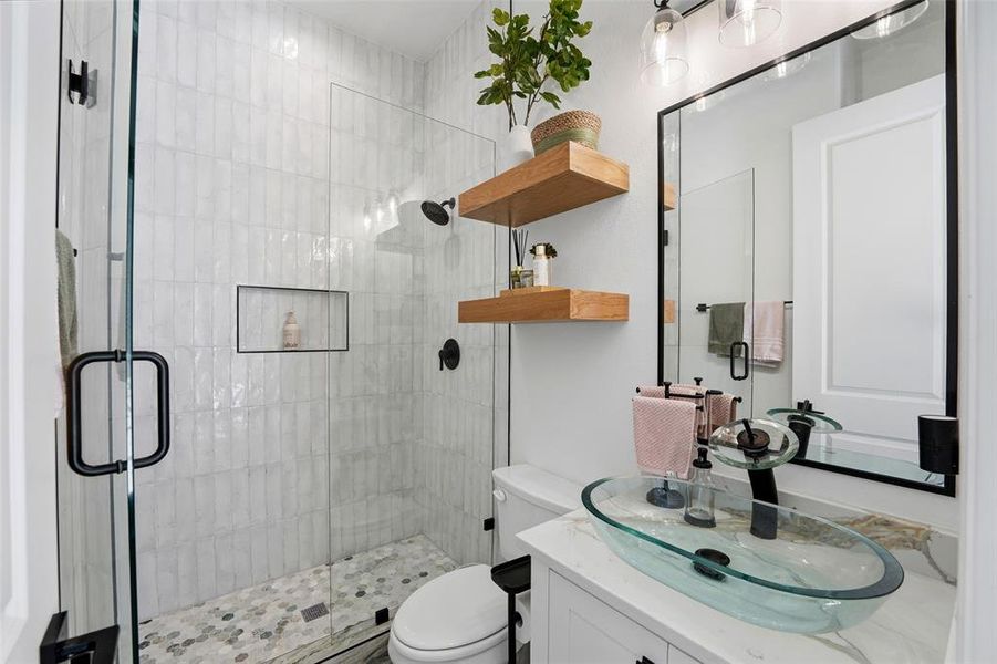 Furnished interior view inside a new home in , Rockwall (Image 26).