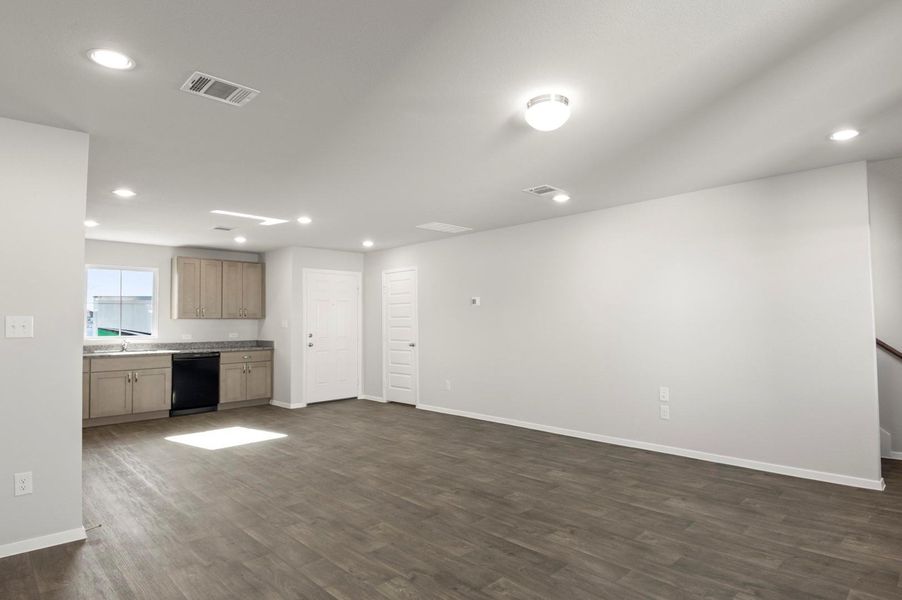 Spacious, unfurnished interior of a new home in Harvest Ridge, Elgin (Image 20).