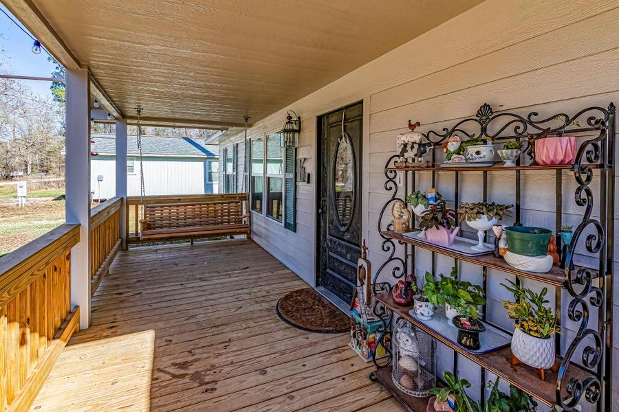 Exterior details and patio area of a home in , Livingston (Image 19).