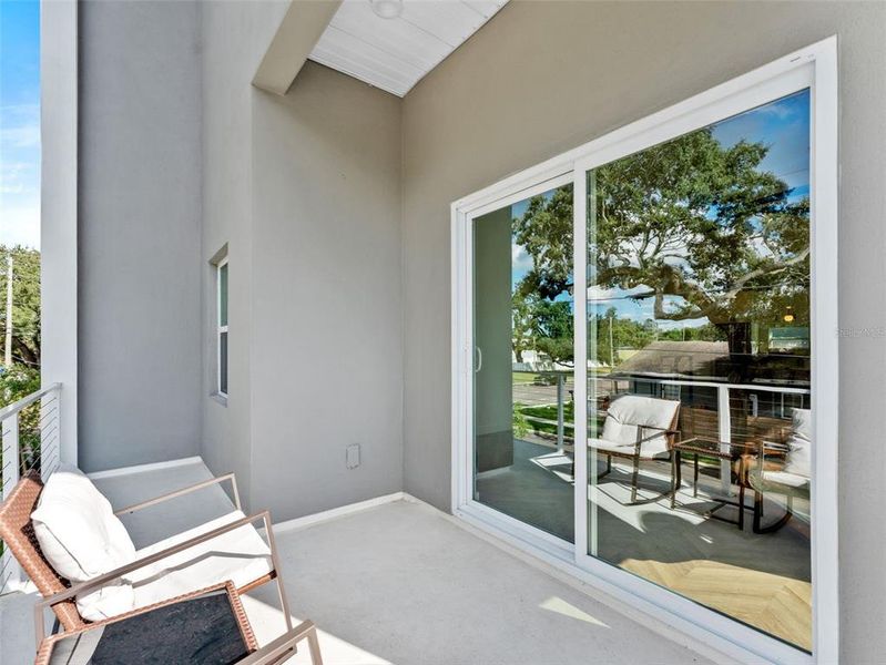 Exterior details and patio area of a home in , Tampa (Image 24).