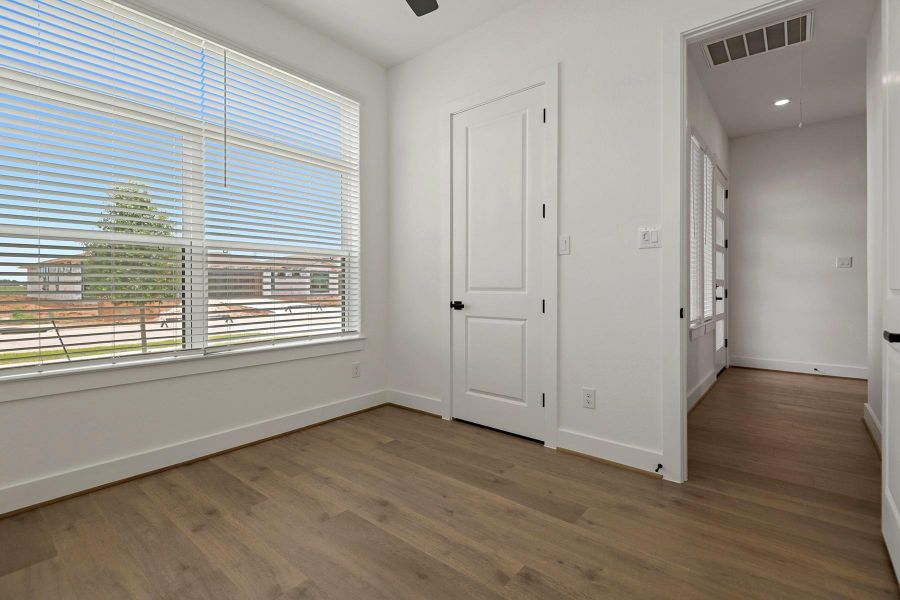 Spacious, unfurnished interior of a new home in , Rosenberg (Image 14).