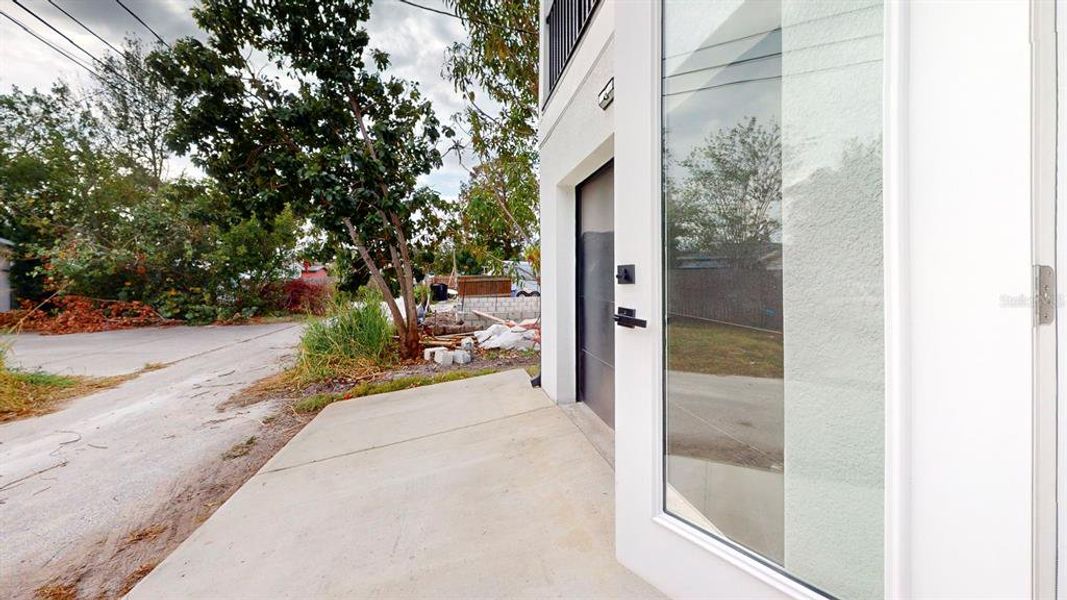 Exterior details and patio area of a home in , St. Petersburg (Image 35).