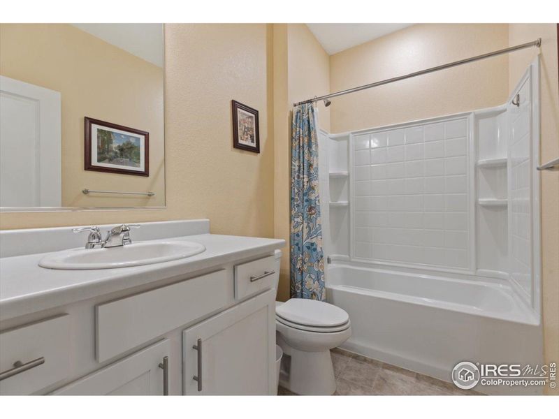 Shared Guest Bathroom