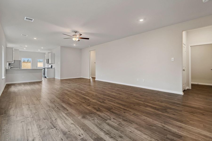 Spacious, unfurnished interior of a new home in Sweetwater Ridge, Conroe (Image 11).