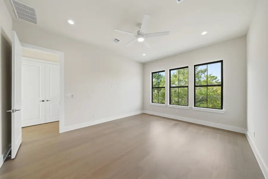 Spacious, unfurnished interior of a new home in Spring Valley Creek, Houston (Image 18).