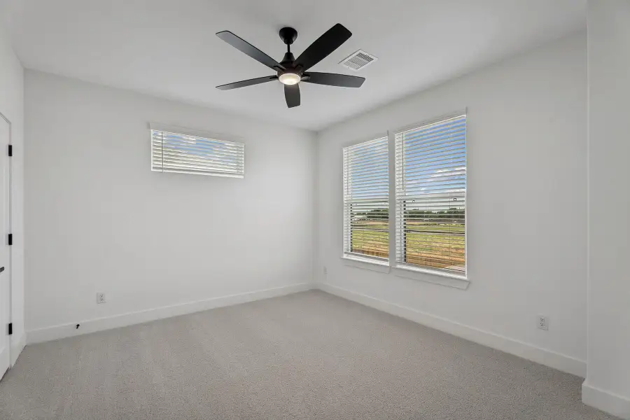 Spacious, unfurnished interior of a new home in Hallimore Ranch, Rosenberg (Image 7).
