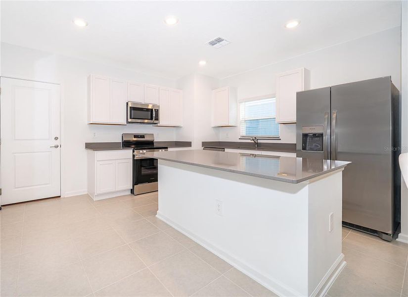 Furnished interior view inside a new home in , Orlando (Image 8).