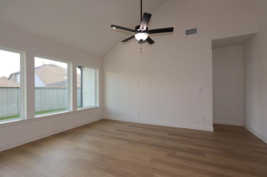 Spacious, unfurnished interior of a new home in Pecan Square - Gardens, Northlake (Image 8).