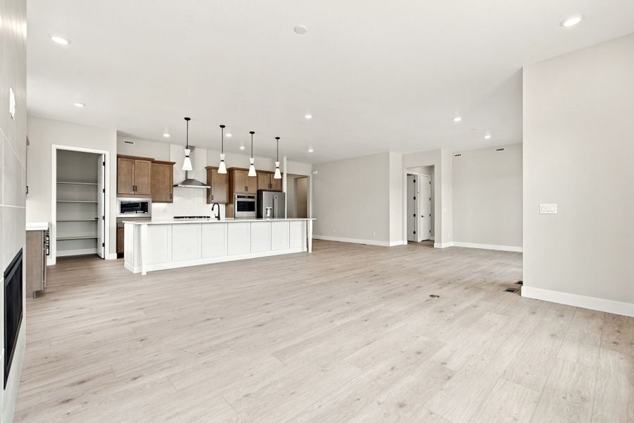 Spacious, unfurnished interior of a new home in Hilltop at Inspiration, Aurora (Image 16).