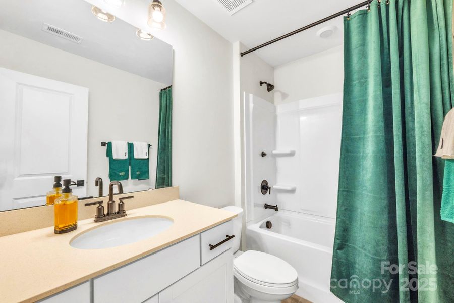 Secondary bathroom (upstairs)