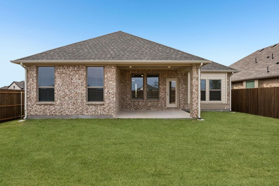 Exterior details and patio area of a home in Summer Crest, Fort Worth (Image 3).