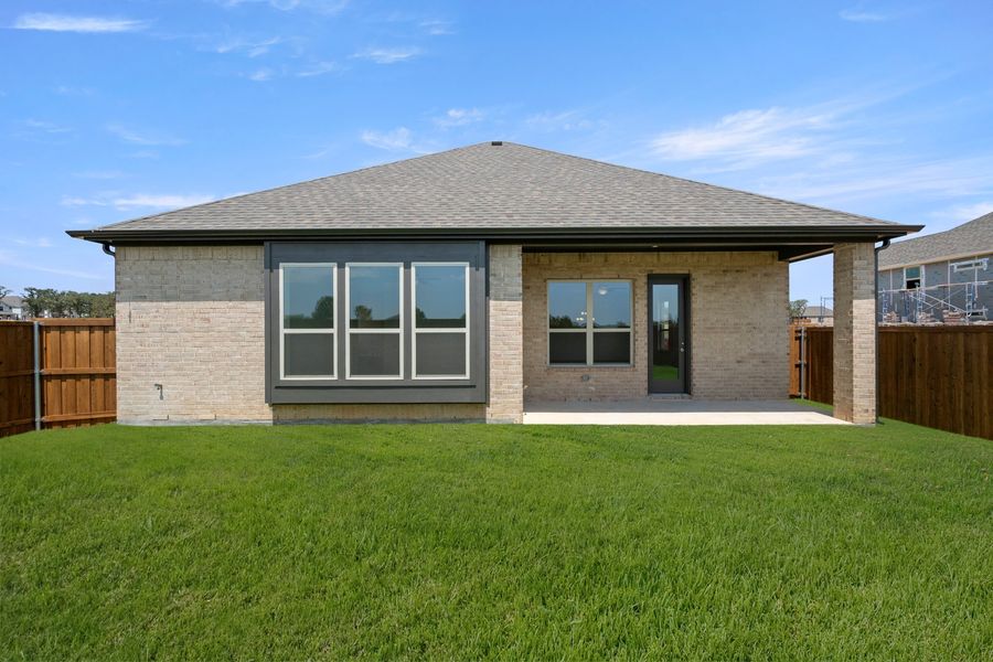 Exterior details and patio area of a home in Oak Ridge Park, Corinth (Image 4).
