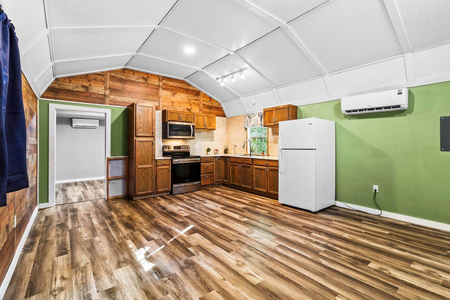 Living Room/Kitchen Area Living Room/Kitchen Area