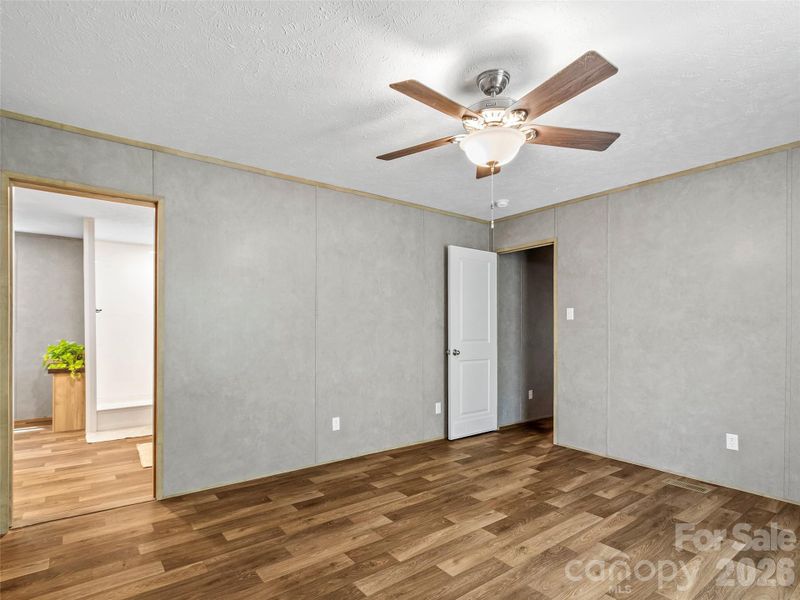 Spacious, unfurnished interior of a new home in , Burnsville (Image 37).