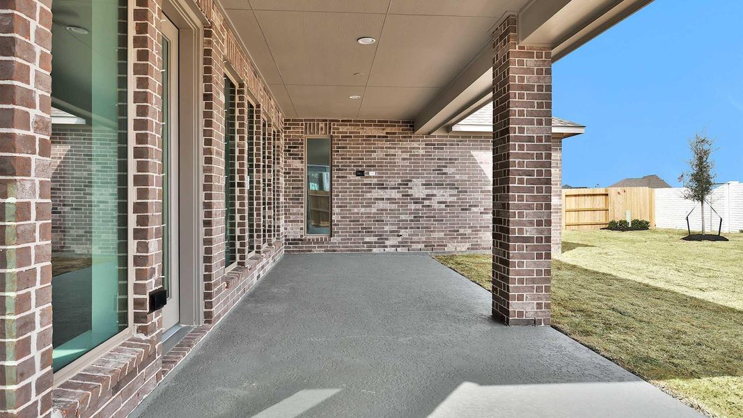 Exterior details and patio area of a home in Valencia, Manvel (Image 4).